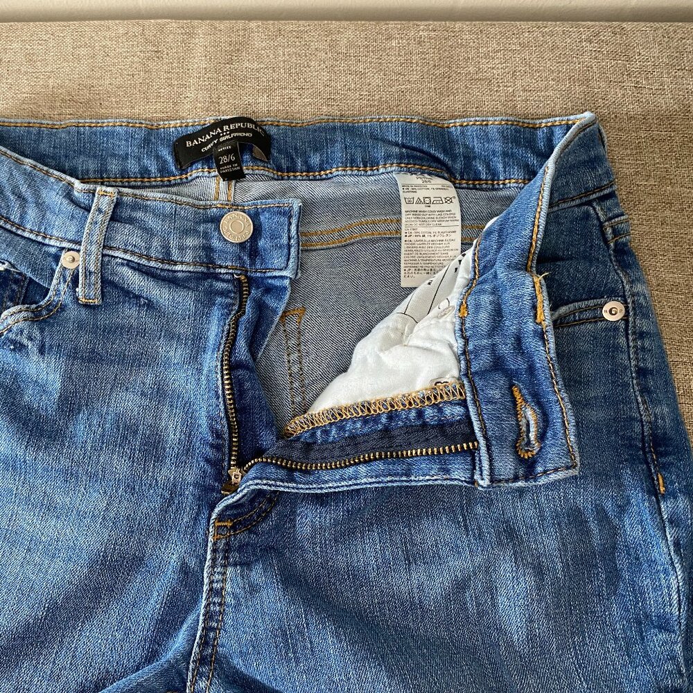 Banana Republic PETITE Curvy Girlfriend Denim Jeans Women's 6P Blue Distressed - Picture 5 of 14